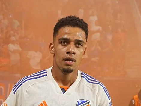 Brenner chega ao RJ para assinar com o Vasco e exalta Diniz