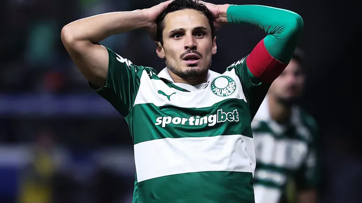 SP - SAO PAULO - 19/11/2025 - BRASILEIRO A 2025, PALMEIRAS X VITORIA - Raphael Veiga jogador do Palmeiras lamenta durante partida contra o Vitoria no estadio Arena Allianz Parque pelo campeonato Brasileiro A 2025. Foto: Ettore Chiereguini/AGIF