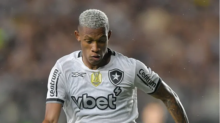 - Danilo vestindo a camisa do Botafogo