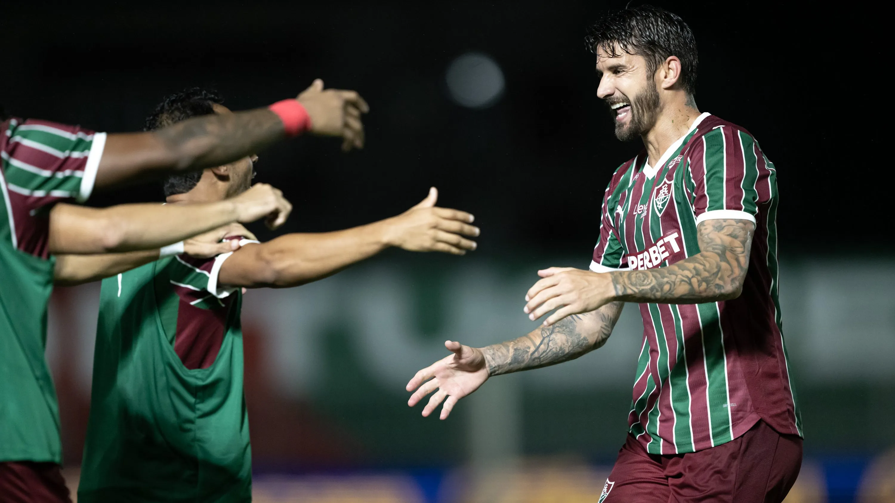 RJ – RIO DE JANEIRO – 22/01/2026 – CARIOCA 2026, NOVA IGUACU X FLUMINENSE – Everaldo jogador do Fluminense comemora seu gol com jogadores do seu time durante partida contra o Nova Iguacu no estadio Luso Brasileiro pelo campeonato Carioca 2026. Foto: Jorge Rodrigues/AGIF