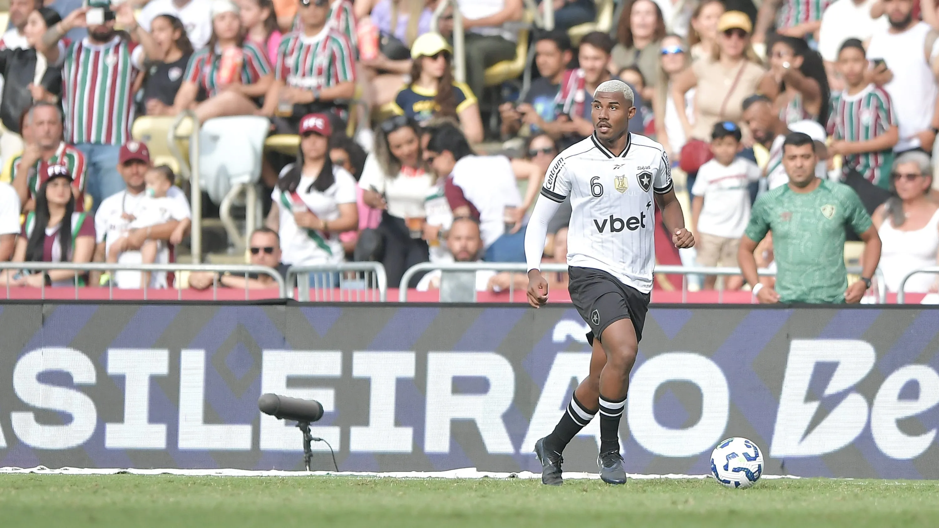 Ingleses pedem alto por Cuiabano - Foto: Thiago Ribeiro/AGIF.