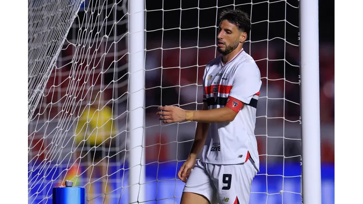 SP - SAO PAULO - 21/01/2026 - PAULISTA 2026, SAO PAULO X PORTUGUESA PAULISTA - Calleri jogador do Sao Paulo lamenta durante partida contra o Portuguesa Paulista no estadio Morumbi pelo campeonato Paulista 2026. Foto: Marcello Zambrana/AGIF