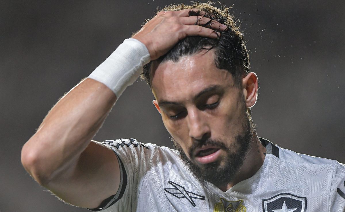 Alex Telles pede salário acima de R$ 1,7 milhão por renovação contratual no Botafogo e trava negociações