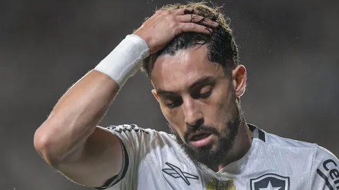 Alex Telles tem renovação travada no Botafogo.