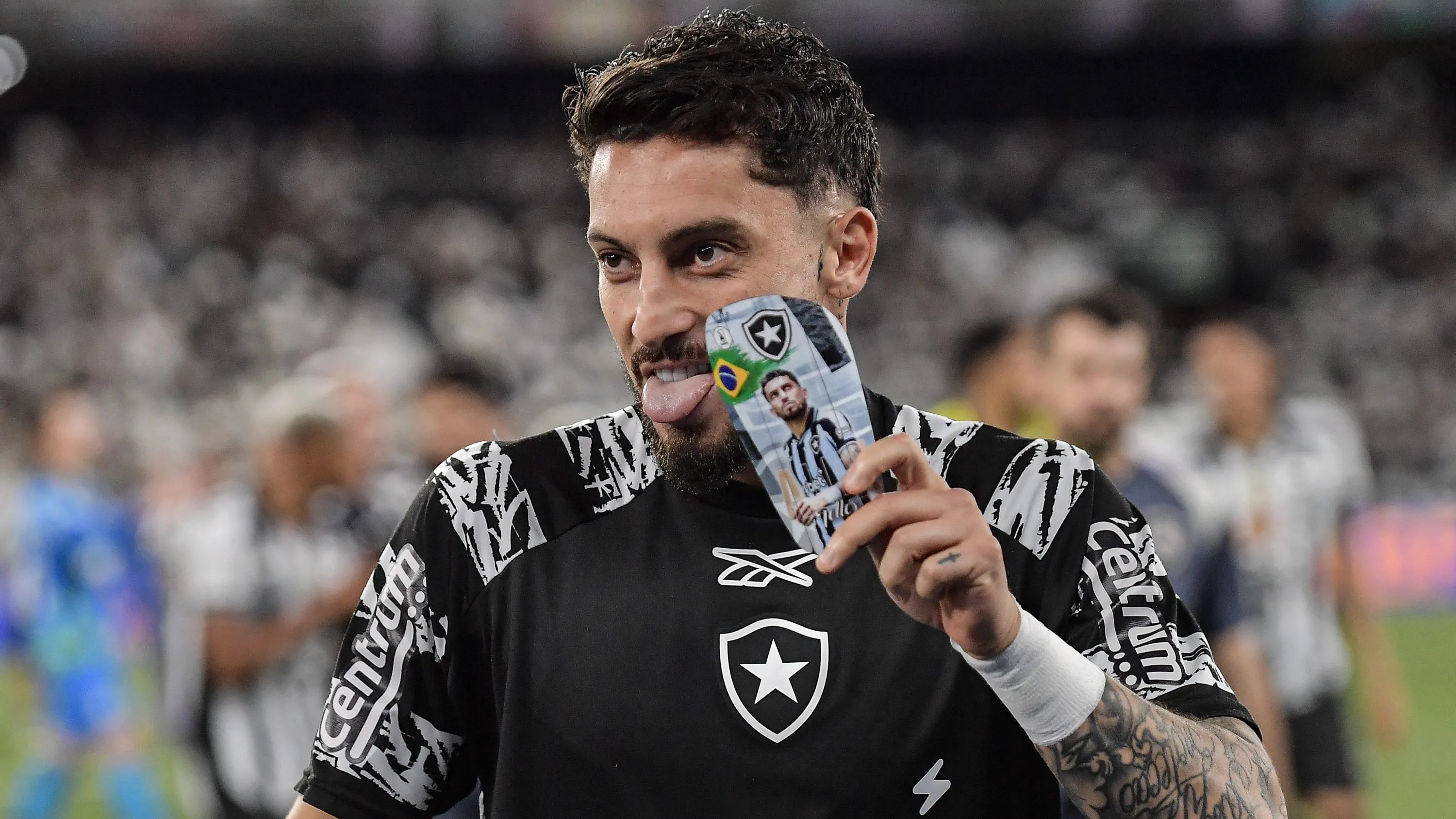 Renovação de Alex Telles está emperrada - Foto: Thiago Ribeiro/AGIF.