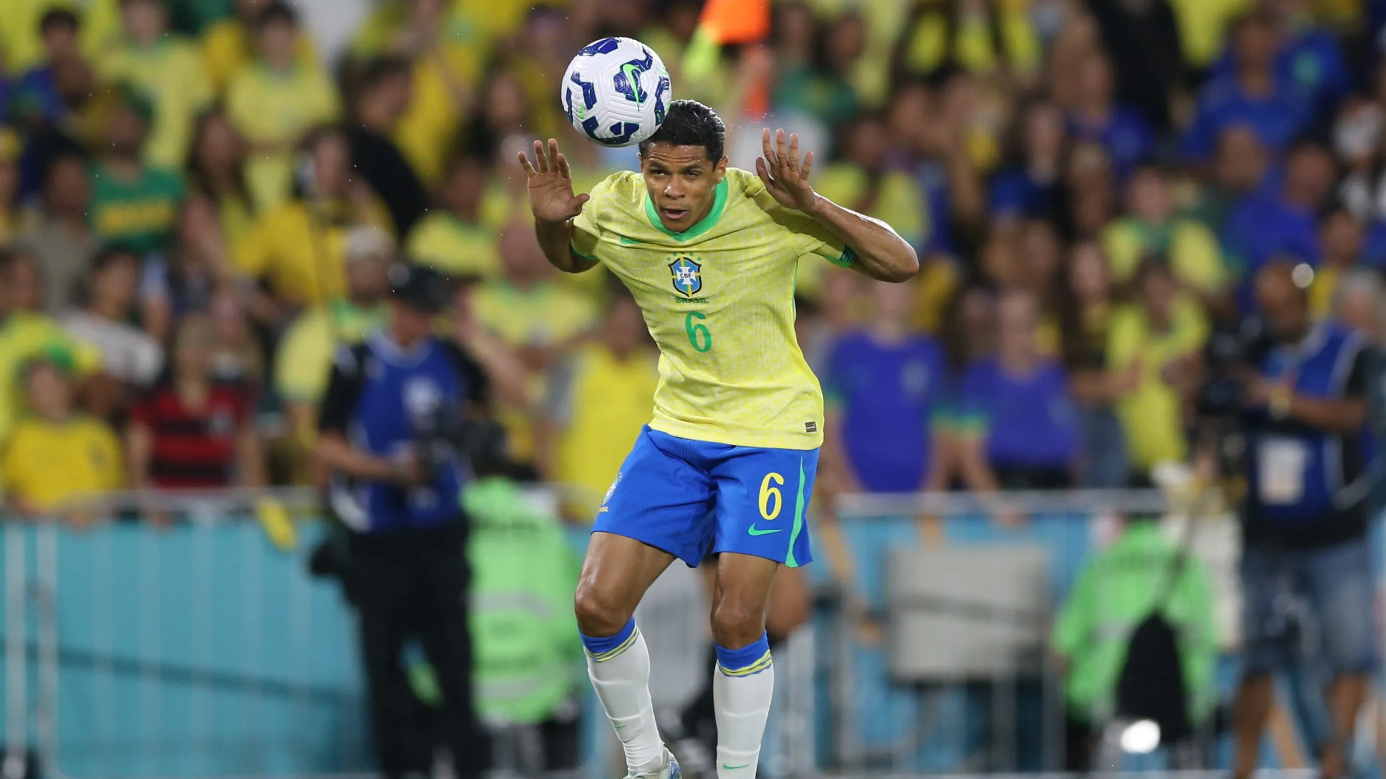 Douglas Santos em ação pela Seleção Brasileira, em setembro de 2025 –  Foto: Marlon Costa/AGIF