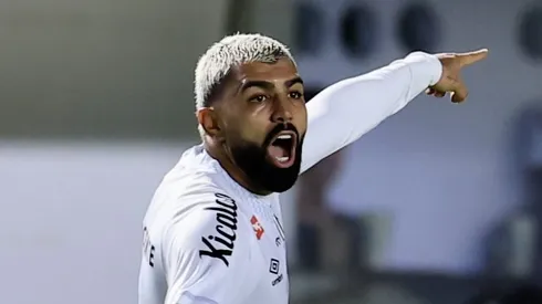 Gabigol reclamou várias vezes com o árbitro.