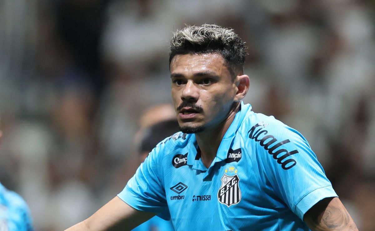 Santos aceita pedido de Tiquinho Soares e negocia rescisão de contrato; Coritiba pode ser o destino