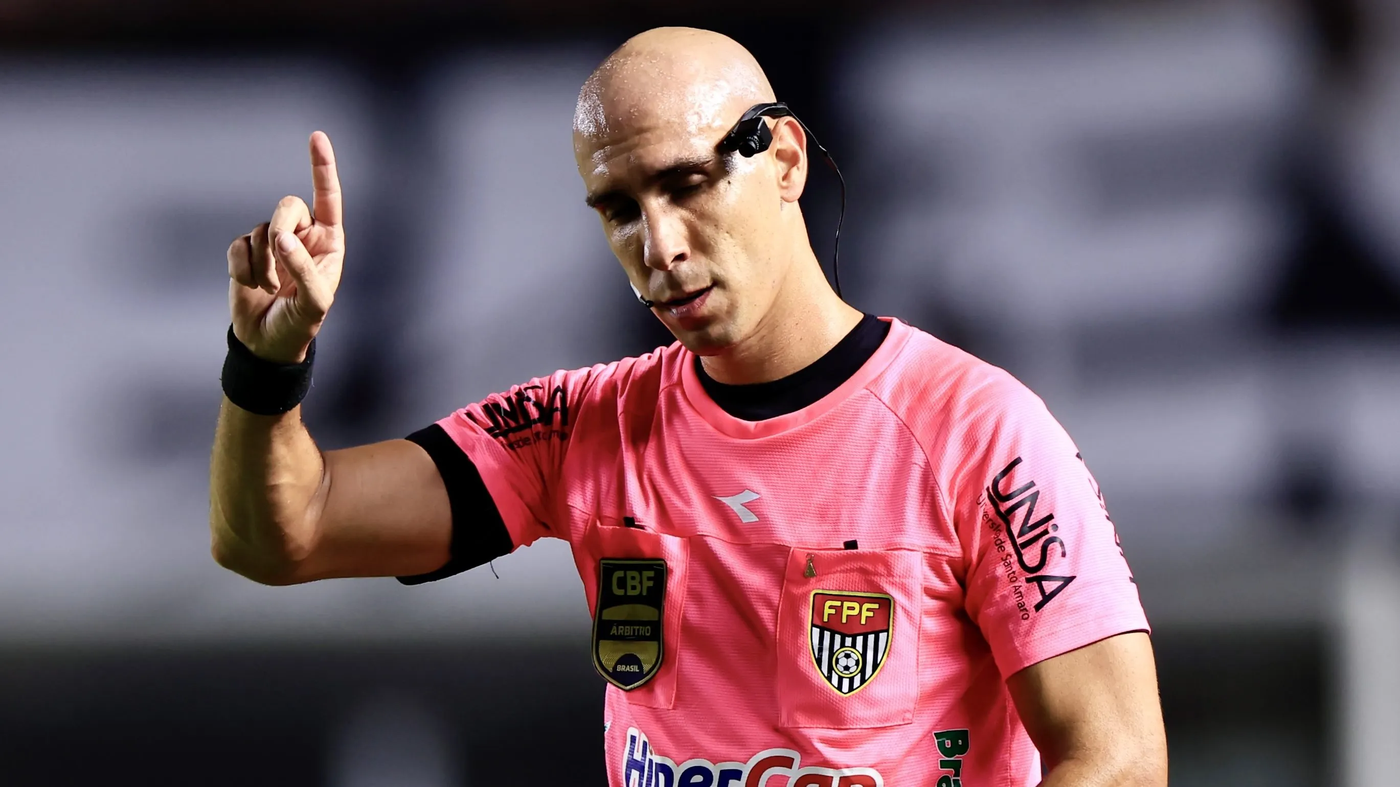 Árbitro prejudicou o Corinthians na partida - Foto: Marcello Zambrana/AGIF.