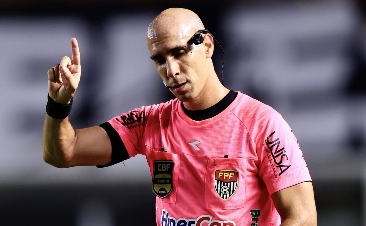 Árbitro é afastado após polêmicas em Santos x Corinthians no Campeonato Paulista