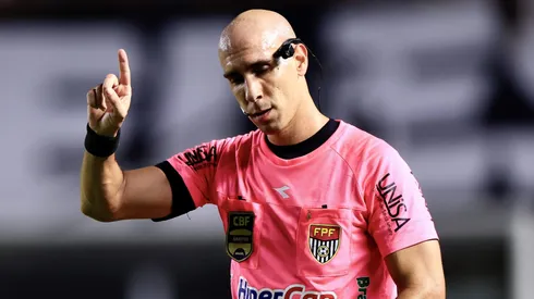 Árbitro teve desempenho ruim em Santos x Corinthians.