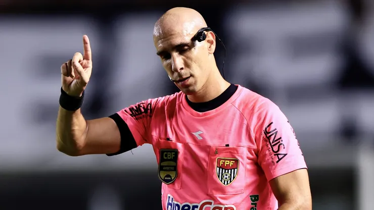 Árbitro teve desempenho ruim em Santos x Corinthians.