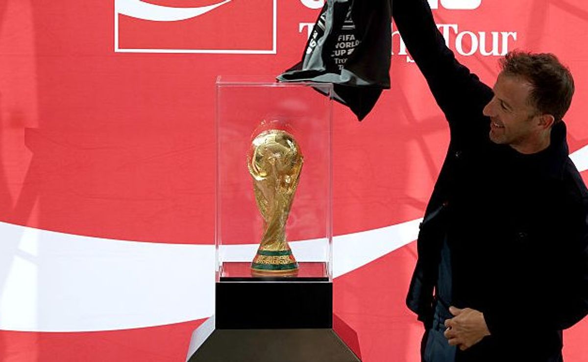 Taça da Copa do Mundo chega ao Brasil e percorre três cidades nos próximos dias