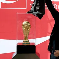 Taça da Copa do Mundo chega ao Brasil e percorre três cidades nos próximos dias