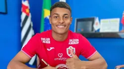 Luiz Fernando, atacante do Ibrachina assinando contrato definitivo (Foto: Ibrachina / Divulgação)