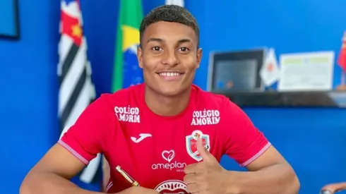 Luiz Fernando, atacante do Ibrachina assinando contrato definitivo (Foto: Ibrachina / Divulgação)