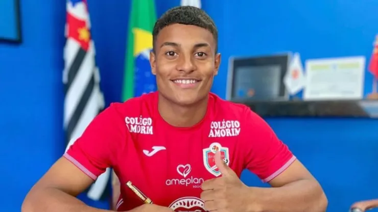 Luiz Fernando, atacante do Ibrachina assinando contrato definitivo (Foto: Ibrachina / Divulgação)