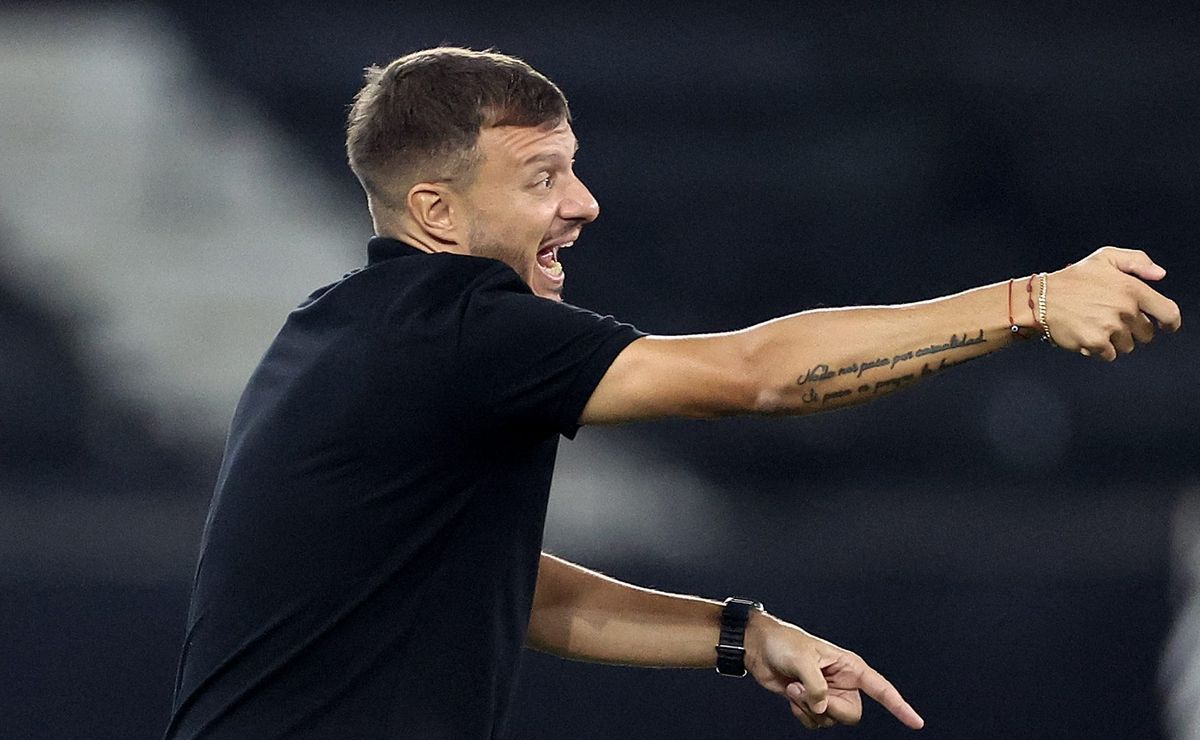 Anselmi não fica em silêncio e defende Arthur Cabral no Botafogo: “Fez sua função ao máximo”