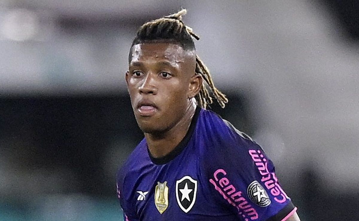 Danilo encerra novela sobre Botafogo, Flamengo ou Palmeiras e comunica que ficará no Alvinegro