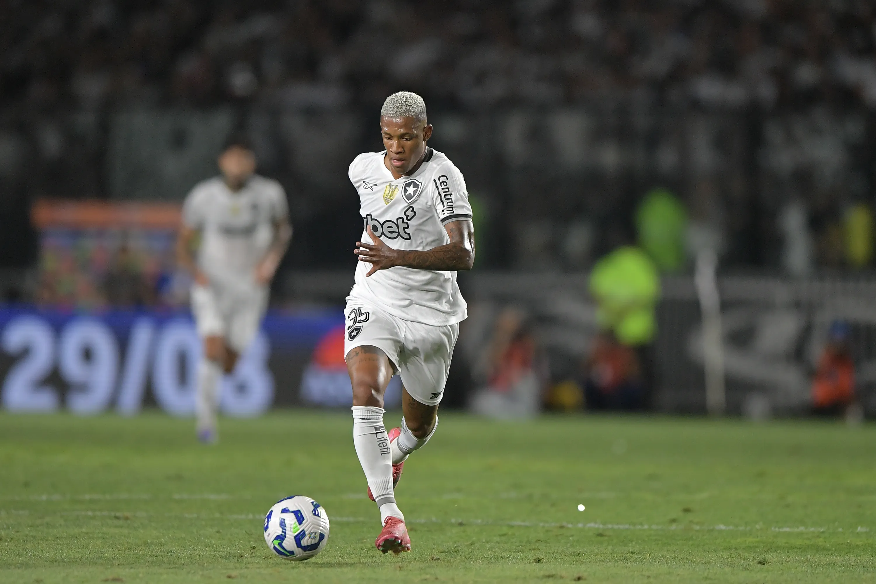 Danilo em partida pelo Botafogo. Foto: Thiago Ribeiro/AGIF