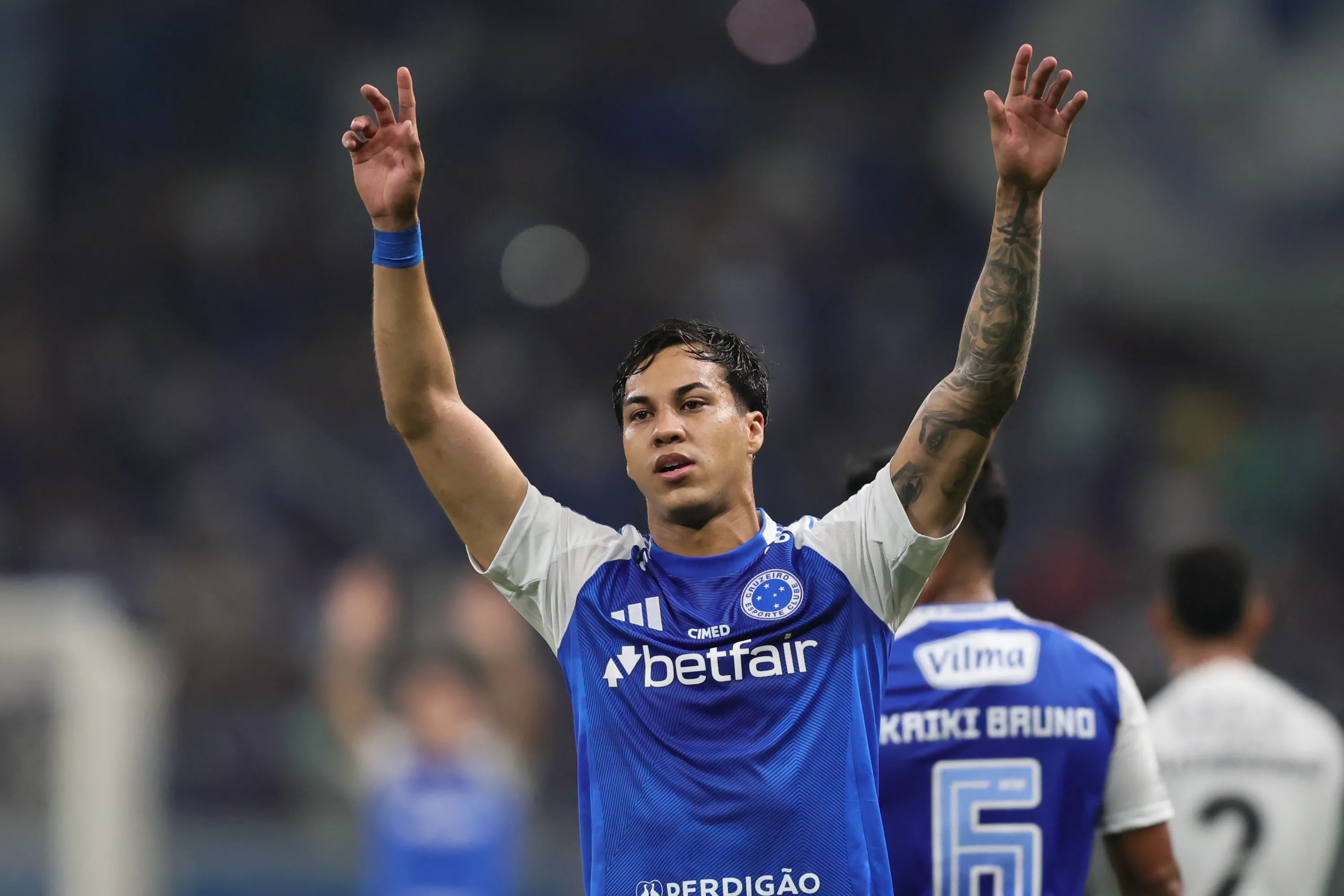 Kaio Jorge comemora um de seus gols no Brasileirão 2025. Foto: Gilson Lobo/AGIF