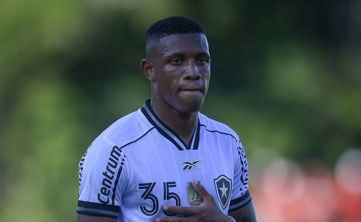 Palmeiras faz sondagem por Danilo, mas volante decide ficar no Botafogo após acertar pendências financeiras