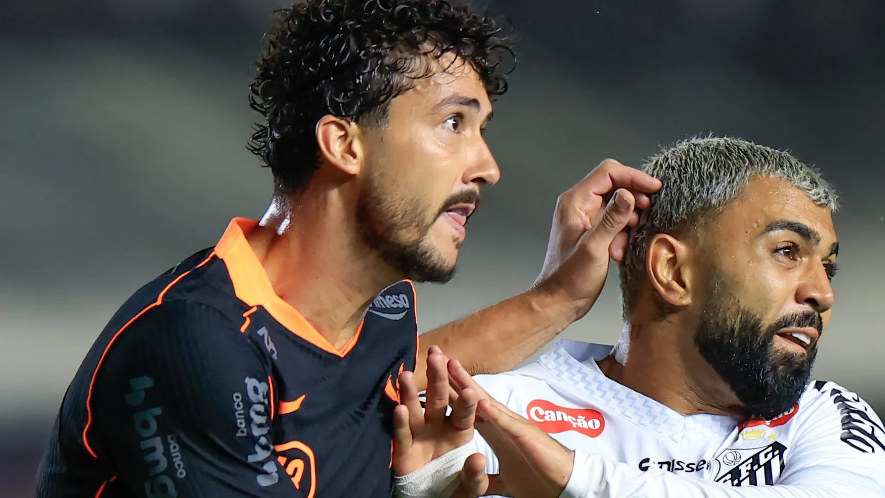 Foto: Marcello Zambrana/AGIF – Falta marcada de Gustavo Henrique em Lautaro causou revolta no Timão.