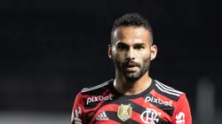 Thiago Maia na Vila Belmiro com a camisa do Flamengo.