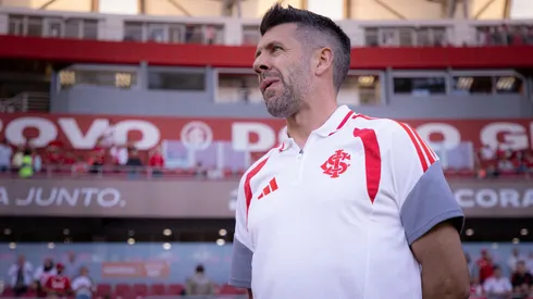 Antes de encarar o Grêmio, Paulo Pezzolano, do Internacional, indica postura no Gre-Nal 449. Foto: Maxi Franzoi/AGIF