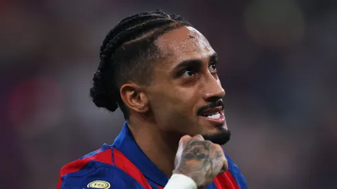 Raphinha, atacante do Barcelona em partida pela Super Copa da Espanha (Foto: Yasser Bakhsh/Getty Images)