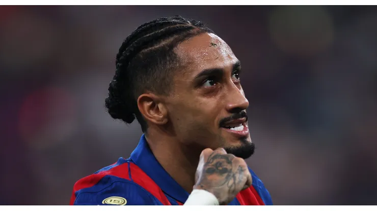 Raphinha, atacante do Barcelona em partida pela Super Copa da Espanha (Foto: Yasser Bakhsh/Getty Images)