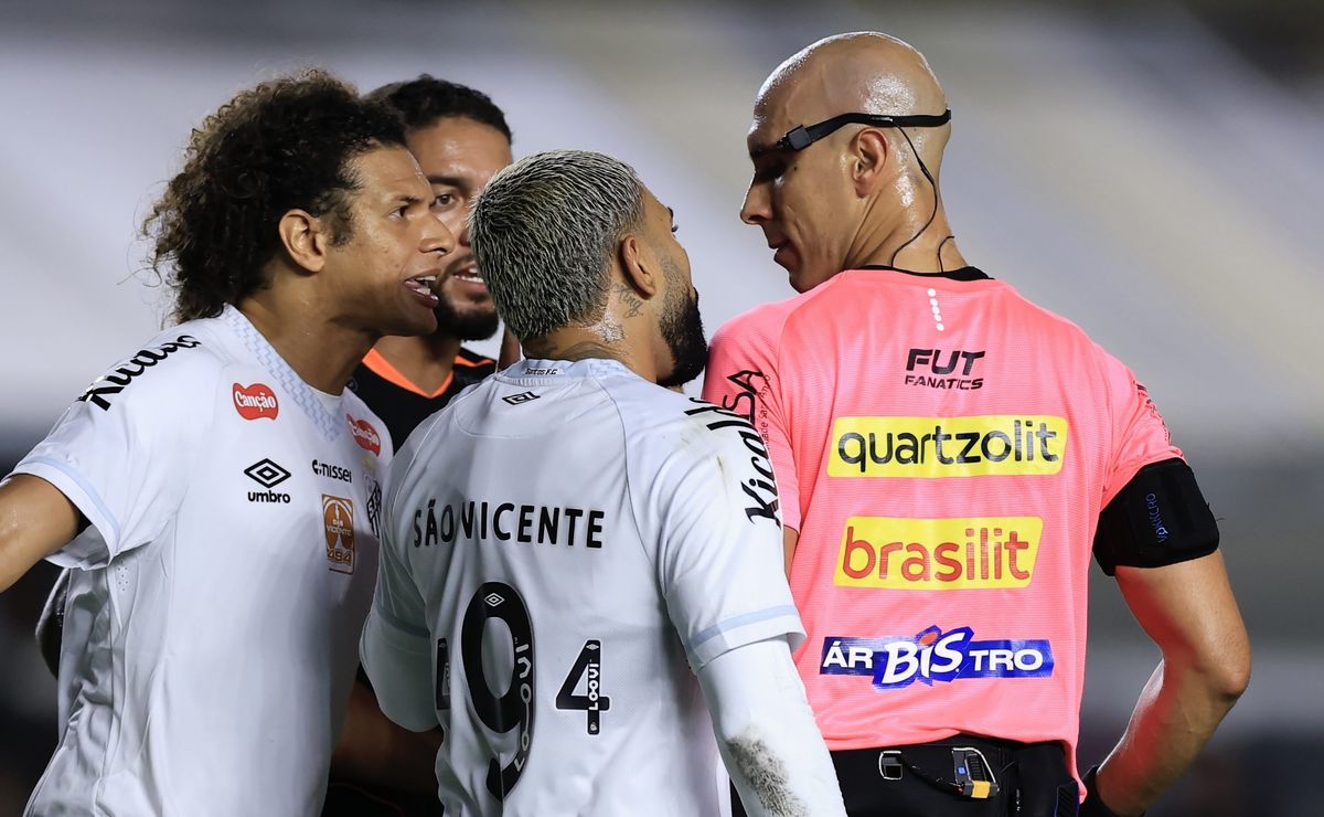 FPF afasta árbitro de Santos x Corinthians e confirma ‘geladeira’ por tempo indeterminado
