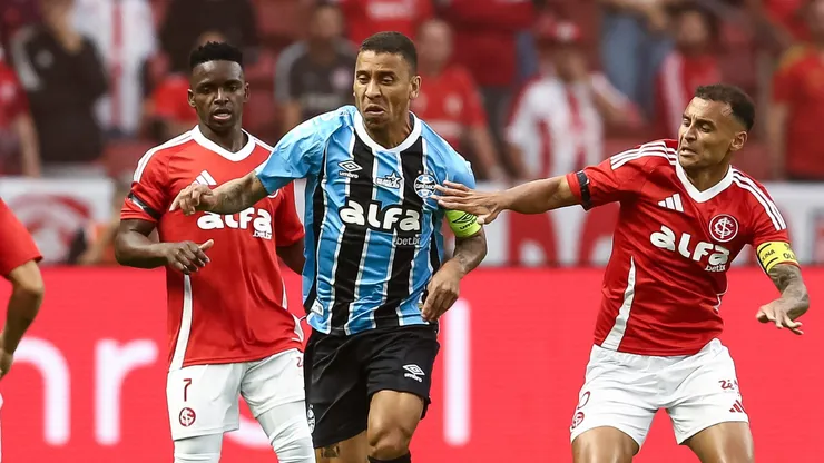 Marcos Rocha, lateral-direito do Grêmio em partida pelo campeonato brasileiro (Foto: Pedro H. Tesch/Getty Images)