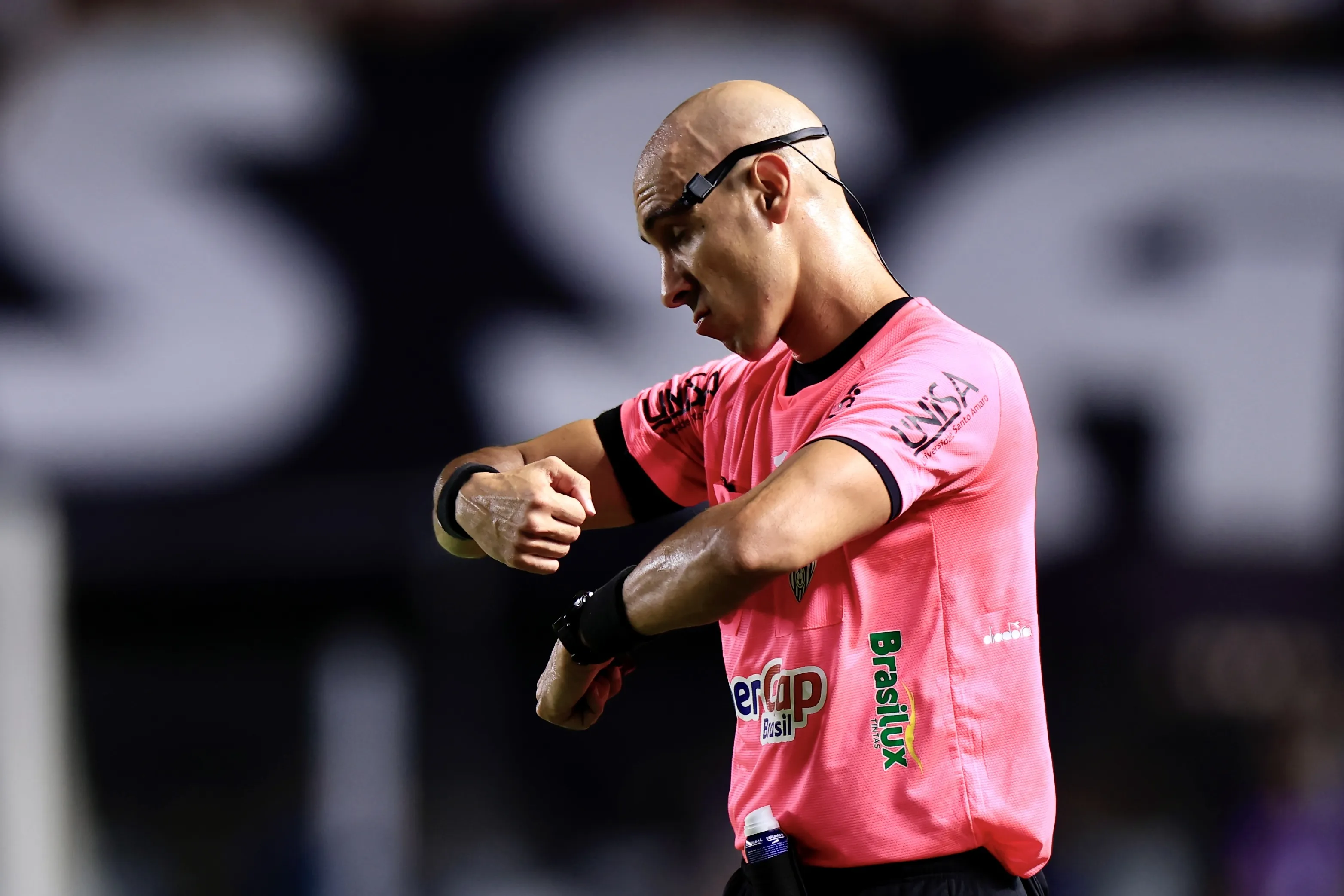 Árbitro Lucas Canetto Bellote foi pivô de muitas reclamações em clássico na Vila Belmiro e amargou ‘geladeira’ no Estadual – Foto: Marcello Zambrana/AGIF