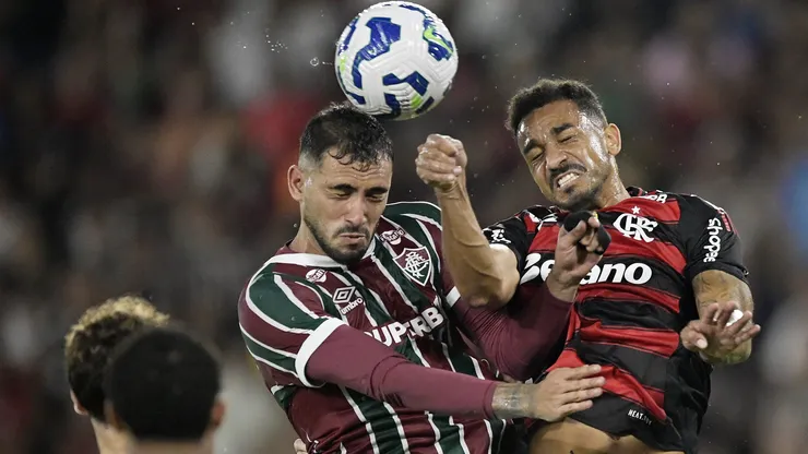 Freytes, jogador do Fluminense, disputa lance com Danilo jogador do Flamengo durante partida no estadio Maracana pelo campeonato Brasileiro A 2025. Foto: Alexandre Loureiro/AGIF