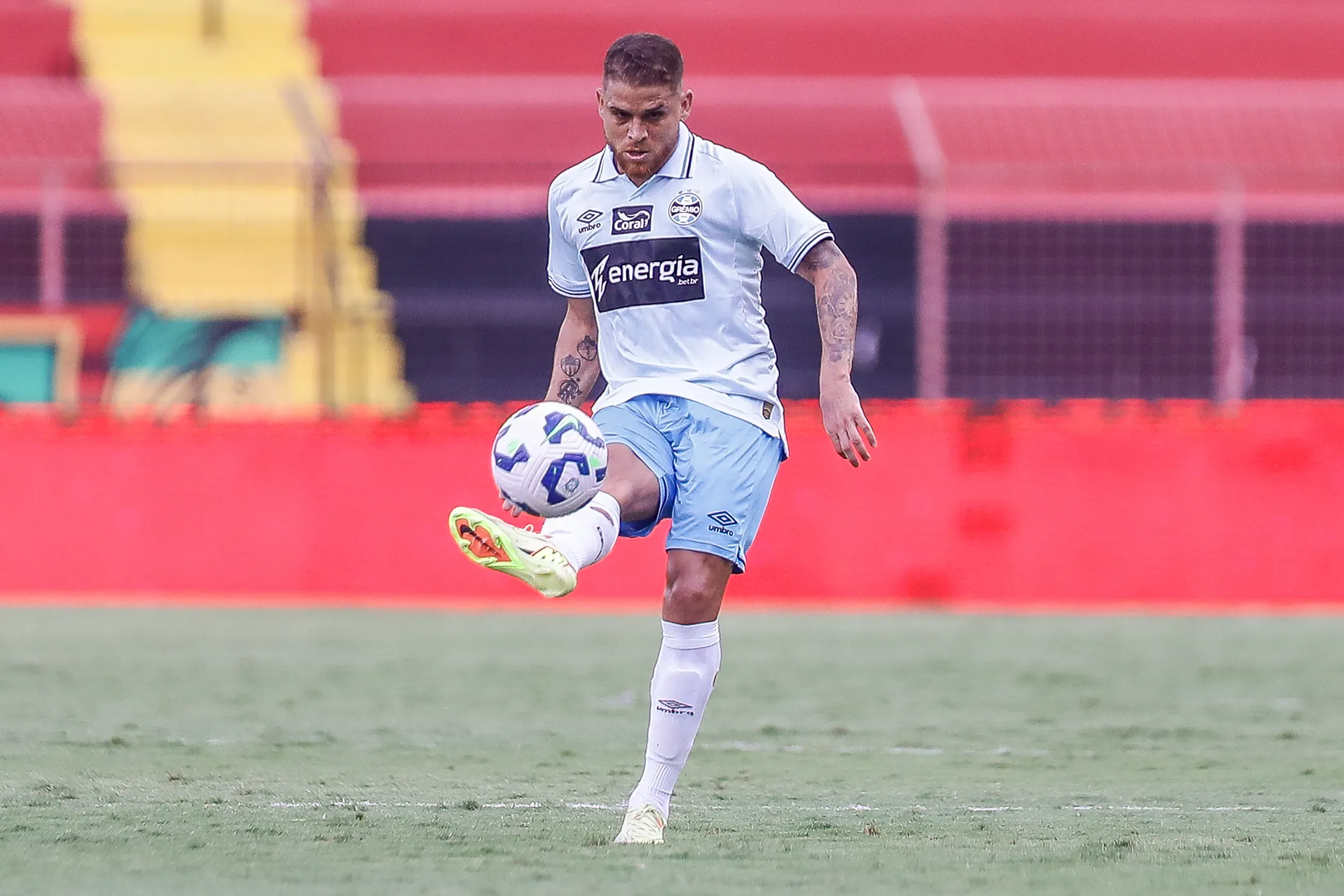 Cuellar jogador do Gremio durante partida contra o Sport no estadio Ilha do Retiro pelo campeonato Brasileiro A 2025. Foto: Rafael Vieira/AGIF