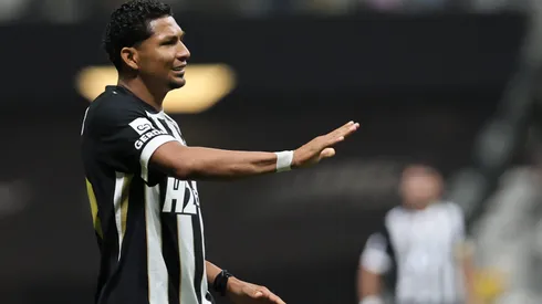 Rony lamenta chance perdida durante uma partida. Foto: Gilson Lobo/AGIF