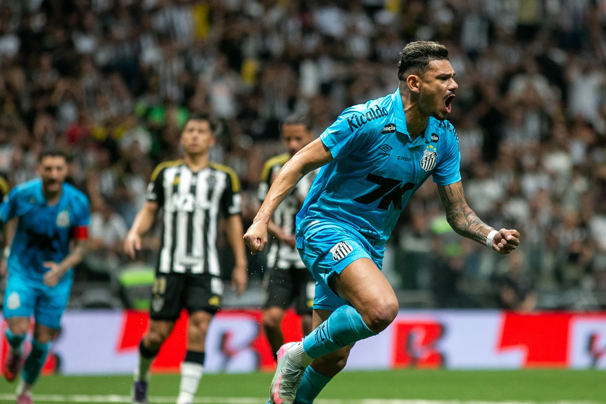 Tiquinho Soares comemora gol diante do Atlético-MG. Foto: Fernando Moreno/AGIF