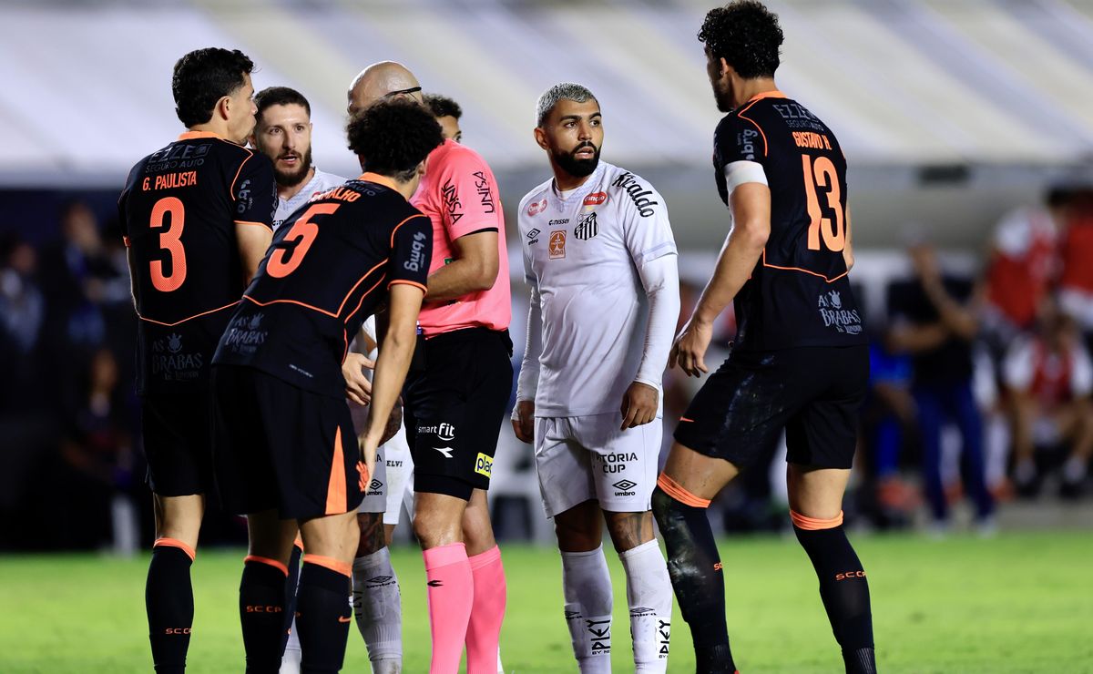 Sálvio Spínola dá veredito ao vivo sobre lance polêmico em Santos x Corinthians: “Pior que vi”