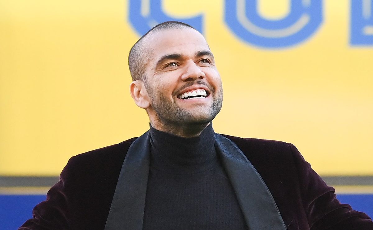 Daniel Alves voltará a jogar e será inscrito no Sporting Clube de São João de Ver-POR; lateral é dono do Clube