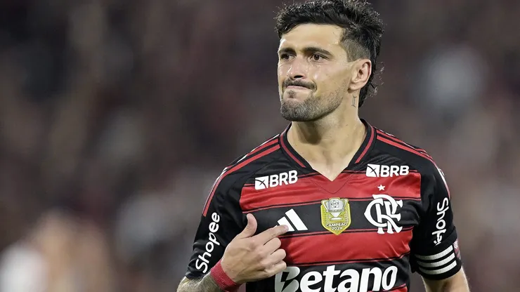 Arrascaeta, jogador do Flamengo, comemora seu gol.