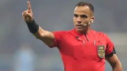 MG - BELO HORIZONTE - 23/11/2025 - BRASILEIRO A 2025, CRUZEIRO X CORINTHIANS - O arbitro Alex Gomes Stefano durante partida entre Cruzeiro e Corinthians no estadio Mineirao pelo campeonato Brasileiro A 2025. Foto: Gilson Lobo/AGIF