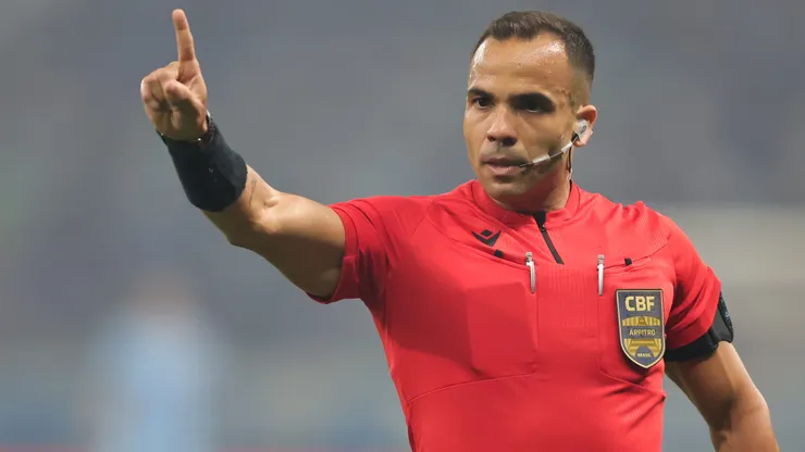 MG - BELO HORIZONTE - 23/11/2025 - BRASILEIRO A 2025, CRUZEIRO X CORINTHIANS - O arbitro Alex Gomes Stefano durante partida entre Cruzeiro e Corinthians no estadio Mineirao pelo campeonato Brasileiro A 2025. Foto: Gilson Lobo/AGIF
