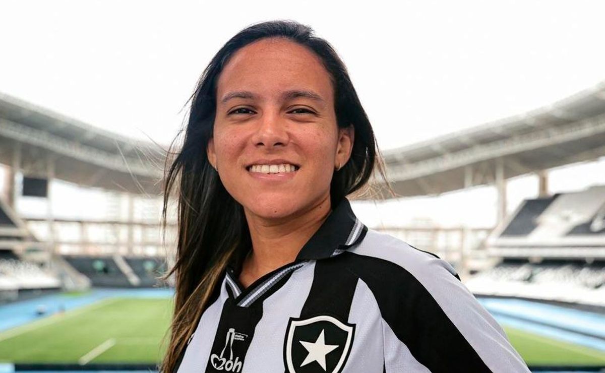 Botafogo anuncia a contratação de Kaila Gomes, lateral-esquerda que estava no futebol peruano