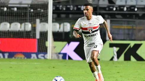 SP – SANTOS – 03/12/2025 – BRASILEIRO A 2025, SAO PAULO X INTERNACIONAL – Marcos Antonio jogador do Sao Paulo durante partida contra o Internacional no estadio Vila Belmiro pelo campeonato Brasileiro A 2025. Foto: Jota Erre/AGIF