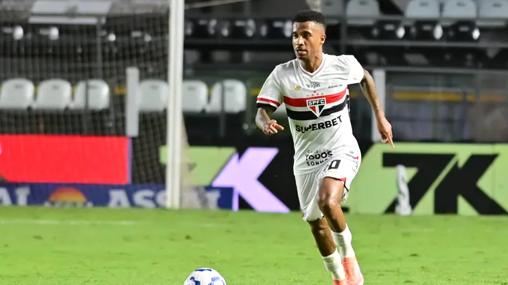 SP - SANTOS - 03/12/2025 - BRASILEIRO A 2025, SAO PAULO X INTERNACIONAL - Marcos Antonio jogador do Sao Paulo durante partida contra o Internacional no estadio Vila Belmiro pelo campeonato Brasileiro A 2025. Foto: Jota Erre/AGIF