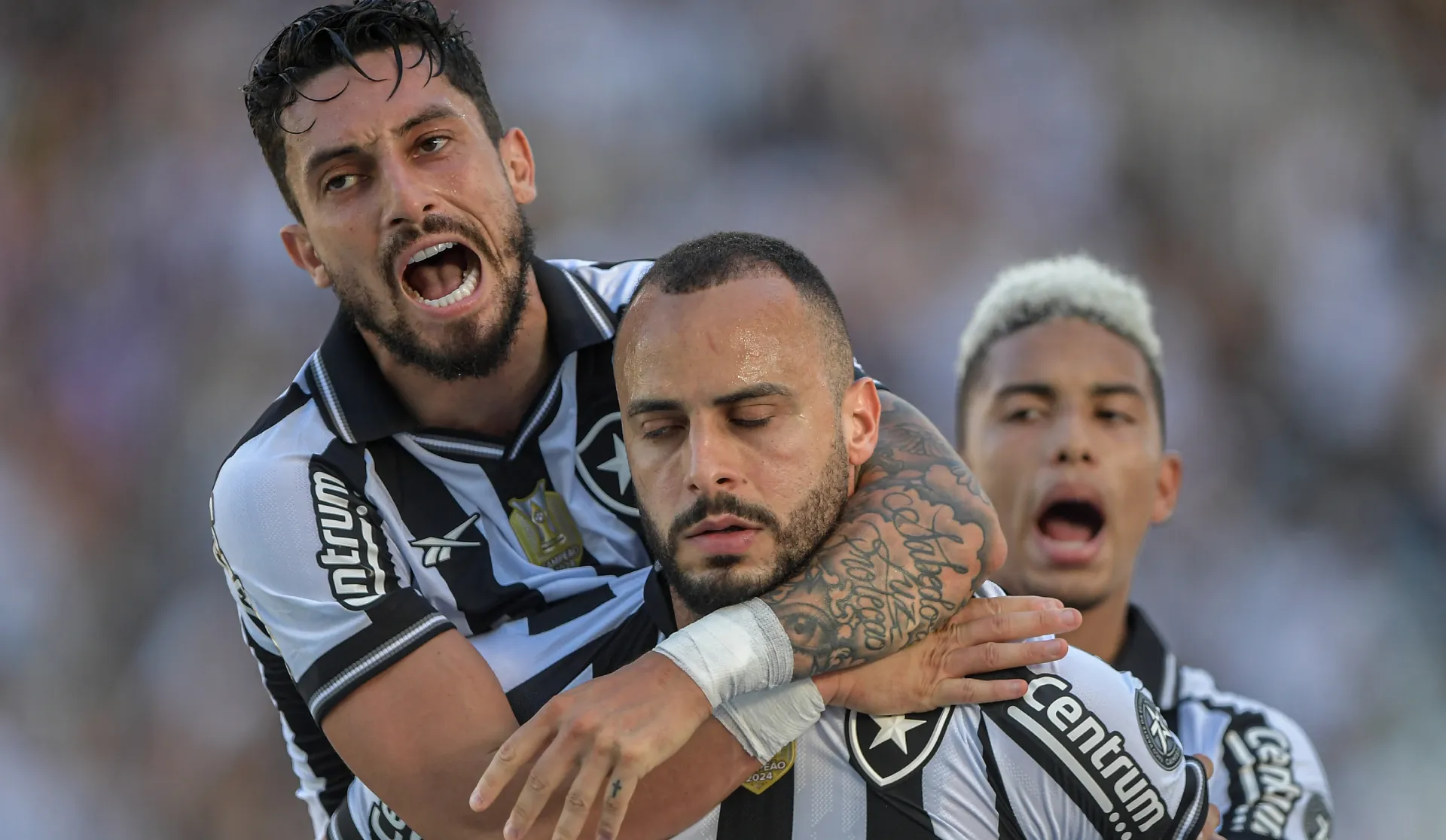 Alex Telles e Arthur Cabral durante partida do Botafogo – Foto: Thiago Ribeiro/AGIF