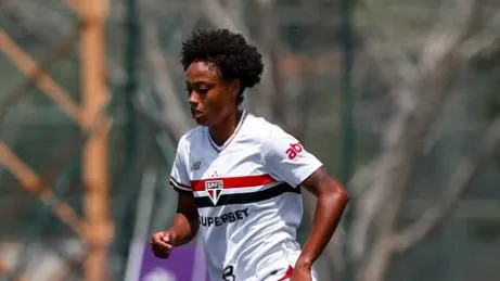 Anny, zagueira, em campo pelo São Paulo