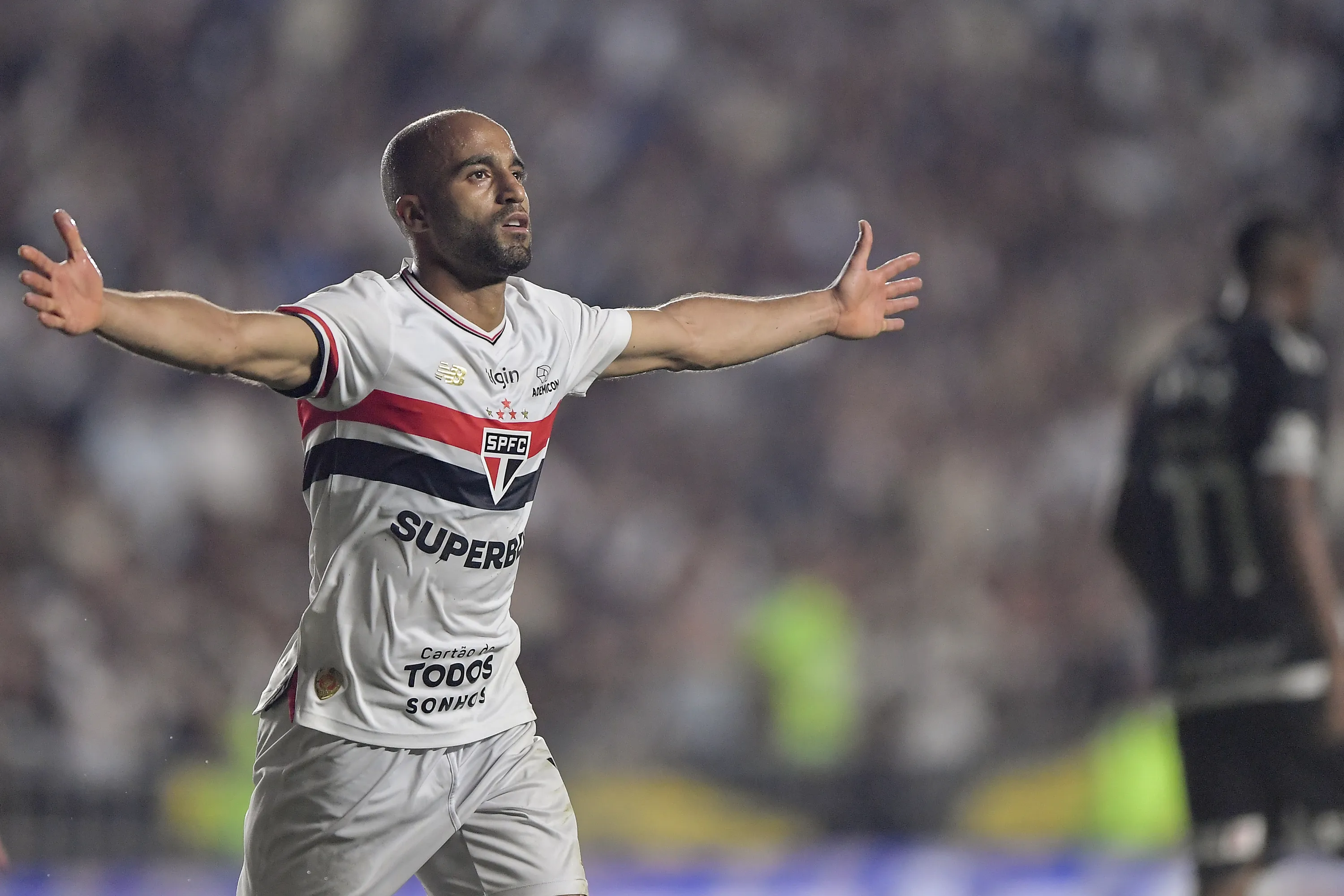 RJ – RIO DE JANEIRO – 02/11/2025 – BRASILEIRO A 2025, VASCO X SAO PAULO – Lucas Moura jogador do Sao Paulo comemora seu gol durante partida contra o Vasco no estadio Sao Januario pelo campeonato Brasileiro A 2025. Foto: Thiago Ribeiro/AGIF