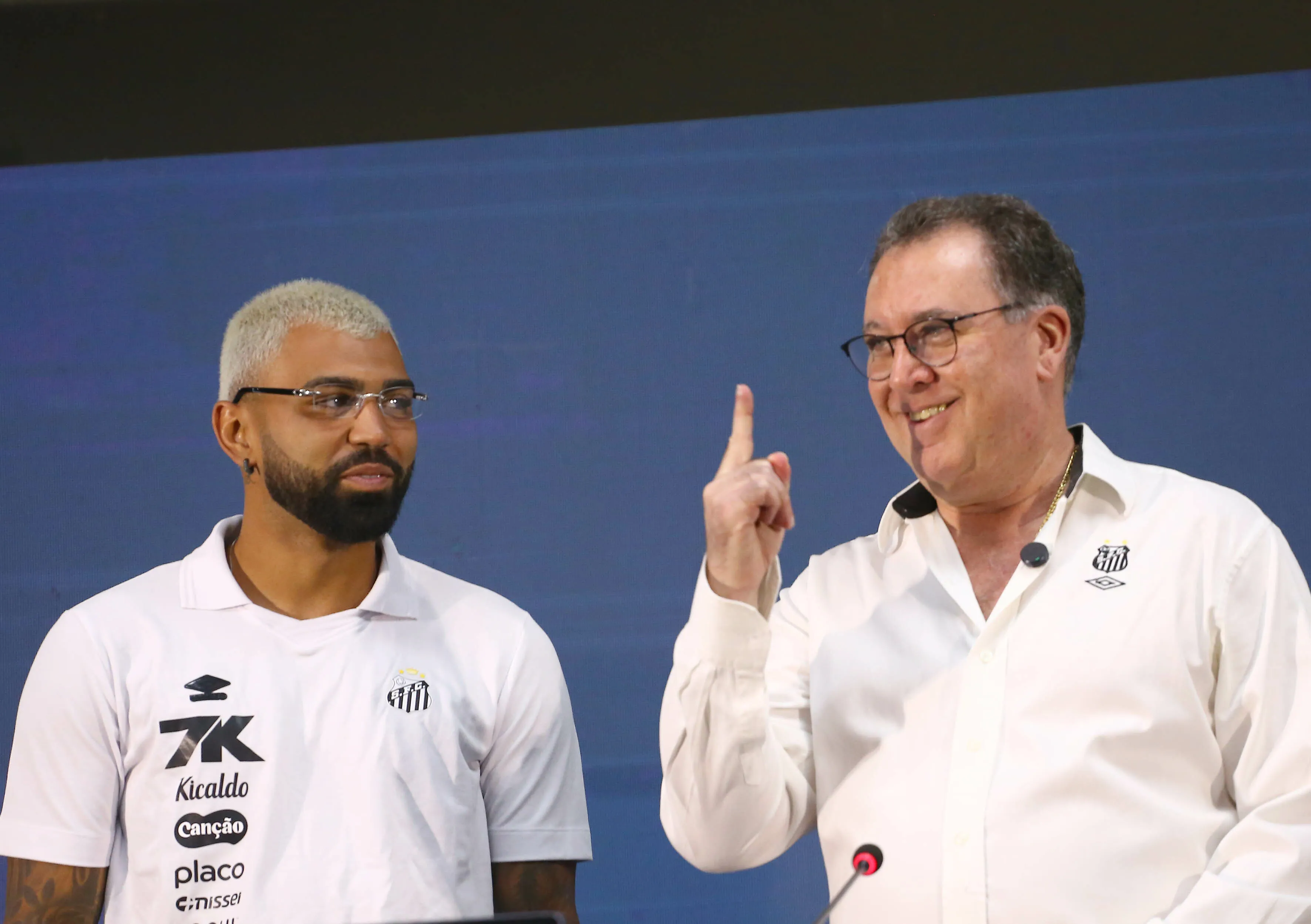 SP – SANTOS – 05/01/2026 – SANTOS, APRESENTACAO GABIGOL – Gabriel Barbosa(Gabigol) ao lado de Presidente Marcelo Teixeira durante sua apresentacao oficial como jogador do Santos FC em coletiva de imprensa realizada no Vila Belmiro. Foto: Mauricio De Souza/AGIF
